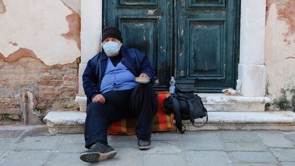 Một người vô gia cư đeo khẩu trang ở Venice, Ý - Sputnik Việt Nam
