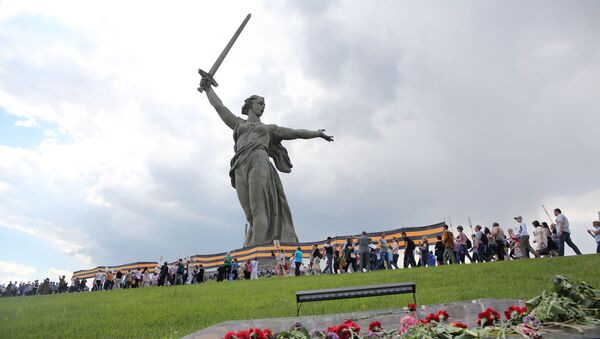 Những người tham gia cuộc tuần hành «Trung đoàn bất tử» vinh danh kỷ niệm 71 năm Chiến thắng trong Chiến tranh Vệ quốc Vĩ đại 1941-1945 trên Đồi Mamaev ở Volgograd - Sputnik Việt Nam