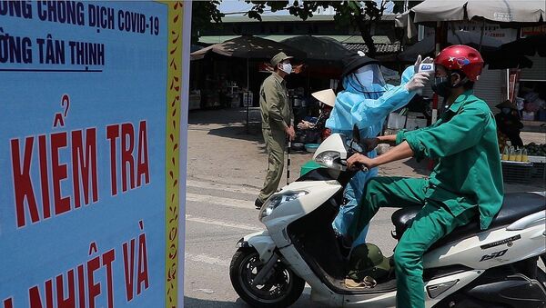 Lực lượng chức năng kiểm tra thân nhiệt mọi công dân vào chợ phường Tân Thịnh - thành phố Hòa Bình. - Sputnik Việt Nam