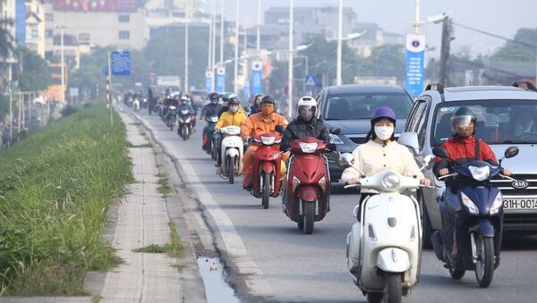 Mật độ người tham gia giao thông đông trở lại trên đường Âu Cơ, quận Tây Hồ.  - Sputnik Việt Nam