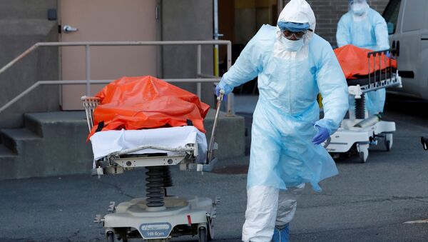 Nhân viên y tế vận chuyển xác chết từ Trung tâm y tế Wyckoff Heights ở New York, Hoa Kỳ - Sputnik Việt Nam