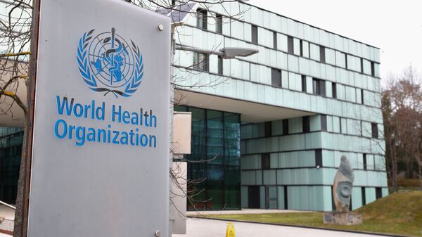 Biểu tượng của Tổ chức Y tế Thế giới tại tòa nhà của WHO ở Geneva, Thụy Sĩ - Sputnik Việt Nam