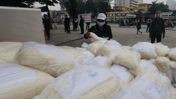 Gạo được phát miễn phí tại cổng trường và Trung tâm Văn hoá quận Hai Bà Trưng. - Sputnik Việt Nam