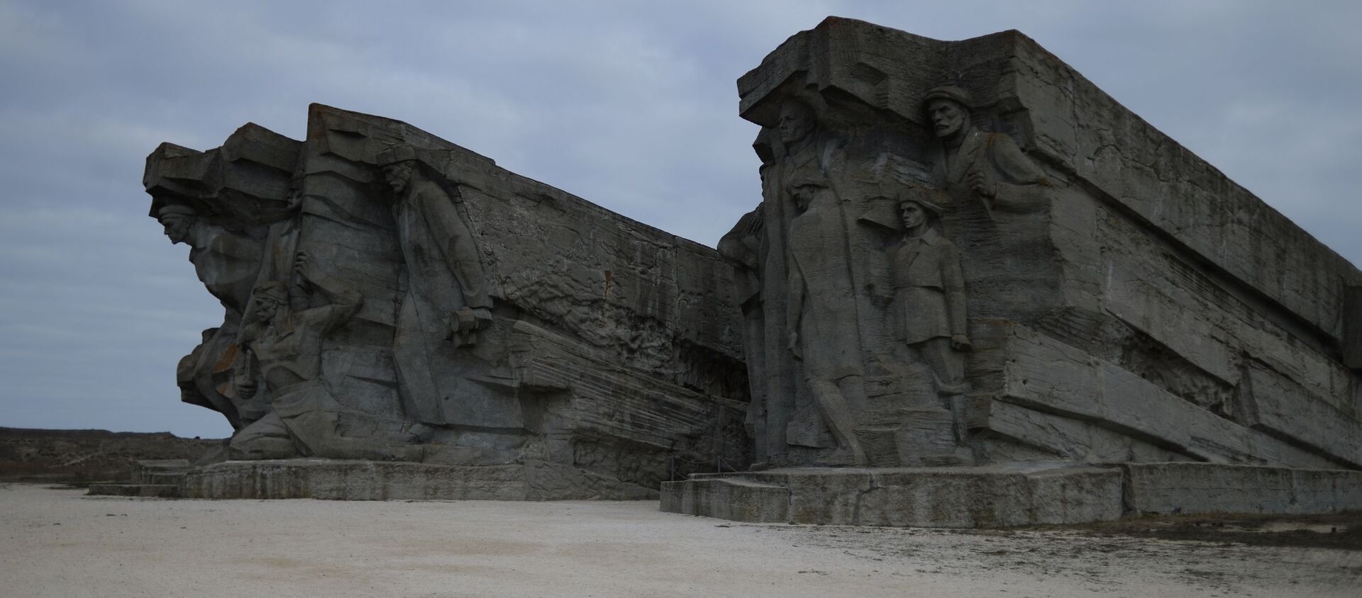 Đài tưởng niệm những người bảo vệ Adzhimushkay ở lối vào bảo tàng lịch sử “Trận phòng thủ vùng mỏ Adzhimushkay” ở Kerch - Sputnik Việt Nam, 1920, 18.04.2020