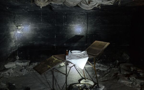 Phòng phẫu thuật của những người bảo vệ mỏ đá Adzhimushkay trong những năm Chiến tranh Vệ quốc vĩ đại (hiện là một phần của bảo tàng lịch sử “Trận phòng thủ vùng mỏ Adzhimushkay” bố trí trong những hầm ngầm của mỏ đá ở Kerch)  - Sputnik Việt Nam