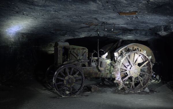 Máy kéo đã được sử dụng làm máy phát điện bởi những người bảo vệ mỏ đá Adzhimushkay trong những năm Chiến tranh Vệ quốc vĩ đại (hiện là một phần của bảo tàng lịch sử “Trận phòng thủ vùng mỏ Adzhimushkay” bố trí trong những hầm ngầm của mỏ đá ở Kerch)  - Sputnik Việt Nam
