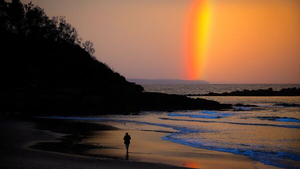 Cầu vồng hoàng hôn trên bãi biển thành phố Mollymook của Úc - Sputnik Việt Nam