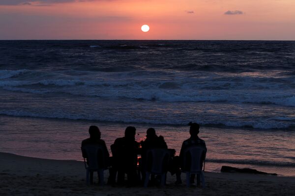 Người dân trong hoàng hôn trên bãi biển ở phía bắc Dải Gaza - Sputnik Việt Nam