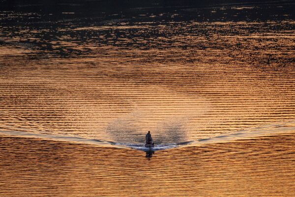 Thuyền đánh cá trên sông Potomac ở Washington trong cảnh hoàng hôn - Sputnik Việt Nam