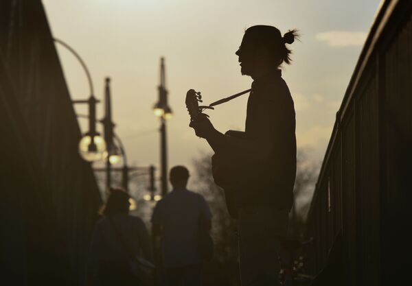 Người chơi ghi ta trên cầu lúc hoàng hôn ở Berlin, Đức - Sputnik Việt Nam