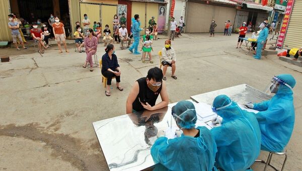Lấy mẫu xét nghiệm virut SARS-CoV-2 cho người dân thôn Hạ Lôi, xã Mê Linh, huyện Mê Linh (Hà Nội).  - Sputnik Việt Nam
