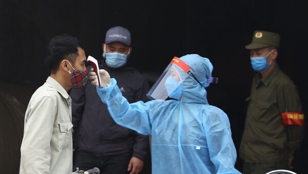 Nhân viên y tế kiểm tra thân nhiệt của người dân thôn Đông Cứu. - Sputnik Việt Nam