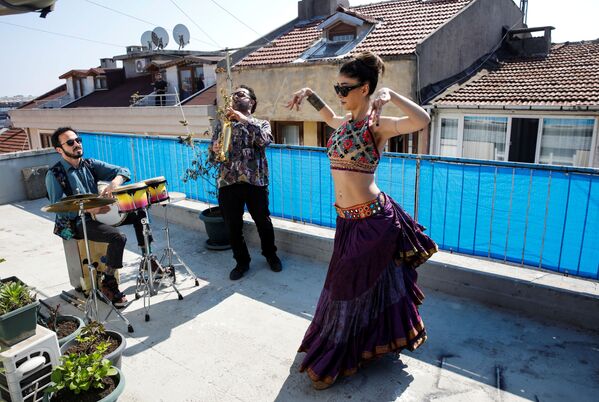 Vũ công biểu diễn trên sân thượng của ngôi nhà cùng với các nhạc sĩ ở Istanbul, Thổ Nhĩ Kỳ - Sputnik Việt Nam