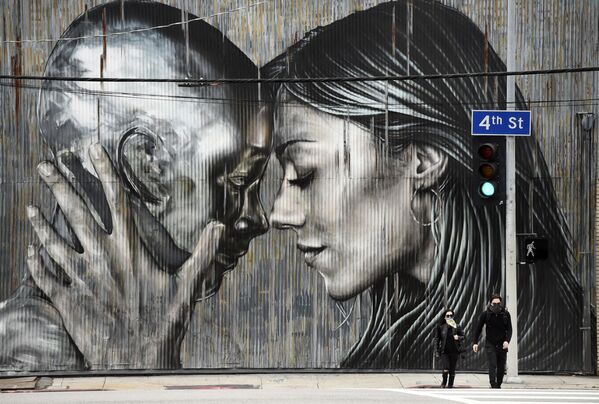 Cặp đôi đeo khẩu trang bảo vệ trước bức tranh graffiti ở Khu nghệ thuật Los Angeles - Sputnik Việt Nam