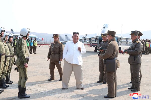 Nhà lãnh đạo Triều Tiên Kim Jong-un trong chuyến thăm nhóm máy bay tấn công của Sư đoàn tên lửa phòng không - Sputnik Việt Nam