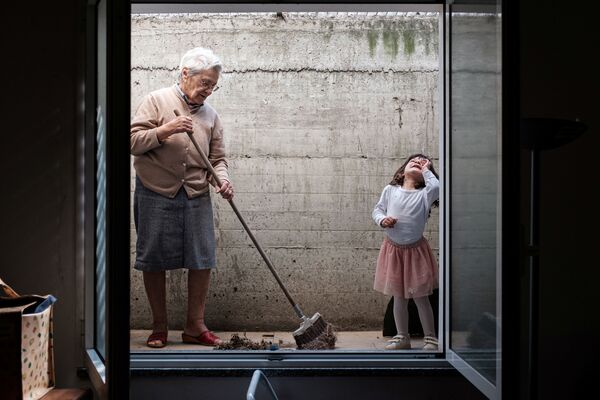 Bé gái Bianca 2 tuổi và bà ngoại 85 tuổi Ines trong thời gian tự cách ly ở nhà ở San Fiorano, Ý - Sputnik Việt Nam