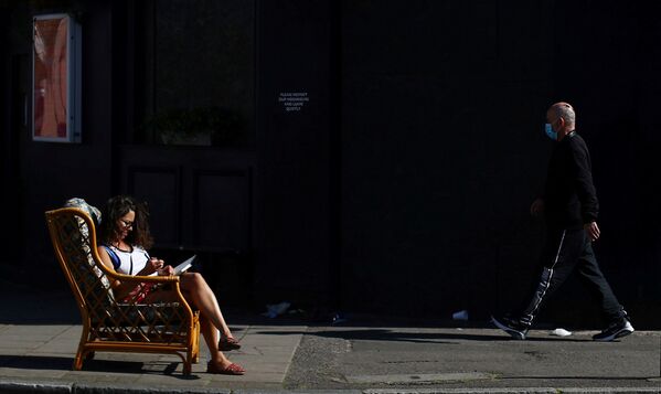 Người phụ nữ ngồi trên ghế trên phố ở Dalston, Vương quốc Anh - Sputnik Việt Nam