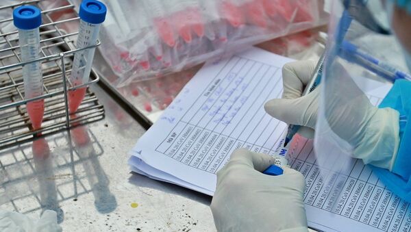 Nhân viên y tế của Trung tâm kiểm soát bệnh tật thành phố (CDC Hà Nội) tiến hành lấy mẫu xét nghiệm cho người dân tại thôn Hạ Lôi (xã Mê Linh) ngày 11/4/2020. - Sputnik Việt Nam