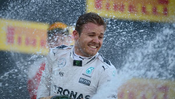 Tay đua của Mercedes, Nico Rosberg sau khi vô địch World Cup Công thức 1 của Nga tại Sochi - Sputnik Việt Nam