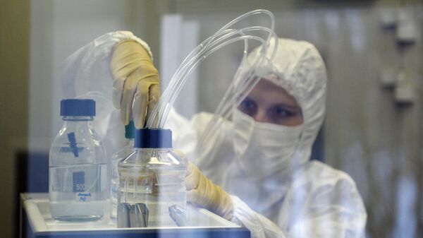 Một nhân viên của phòng thí nghiệm của Viện nghiên cứu dịch tễ học và vi trùng học được đặt theo tên của N.F. Gamalei, nơi các nhà khoa học Nga đã phát triển một loại vắc-xin chống lại Ebola - Sputnik Việt Nam