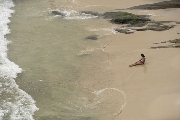 Người phụ nữ đơn độc trên bãi biển trống trải ở Rio de Janeiro - Sputnik Việt Nam