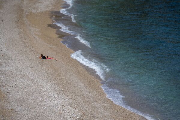 Cô gái trên bãi biển vắng tanh ở Croatia - Sputnik Việt Nam