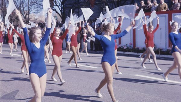 Cuộc diễu hành của các vận động viên trong cuộc tuần hành Ngày 1 tháng Năm ở Vilnius, 1973 - Sputnik Việt Nam