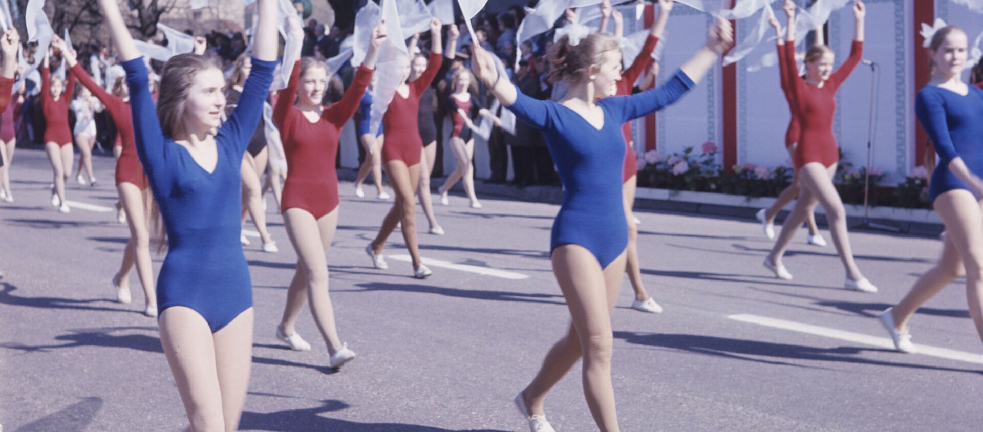 Cuộc diễu hành của các vận động viên trong cuộc tuần hành Ngày 1 tháng Năm ở Vilnius, 1973 - Sputnik Việt Nam, 1920, 01.05.2020