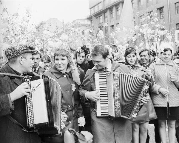 Những người tham gia mit tinh ngày 1 tháng Năm trên đường đến Quảng trường Đỏ, Moskva, 1971 - Sputnik Việt Nam