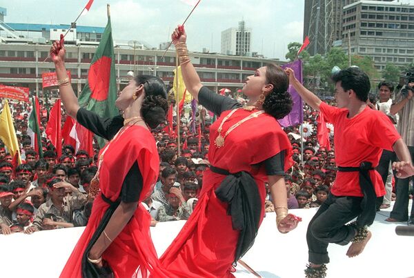 Các vũ công biểu diễn trong cuộc mit tinh của công nhân ở trung tâm thành phố Dhaka vào ngày 1 tháng 5, Bangladesh - Sputnik Việt Nam