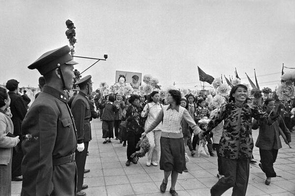 Diễu hành Ngày Quốc tế Lao động  trên Quảng trường Thiên An Môn tại Bắc Kinh, ngày 1 tháng 5 năm 1957 - Sputnik Việt Nam