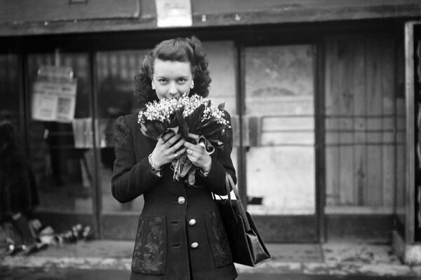 Cô gái với bó hoa linh lan trên tay ngày 1/5/1945 tại Paris - Sputnik Việt Nam