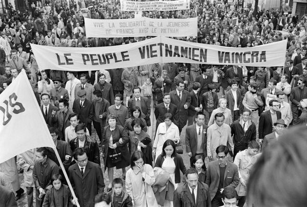 Phái đoàn Việt Nam trong cuộc biểu tình vào ngày 1 tháng 5 năm 1968, được tổ chức bởi các công đoàn và Đảng Cộng sản ở Paris - Sputnik Việt Nam