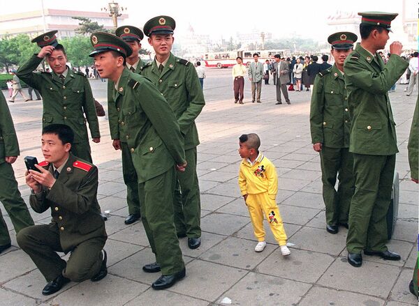 Một cậu bé trong nhóm thiếu sinh quân Trung Quốc vào ngày 1 tháng 5 tại Bắc Kinh, 1997 - Sputnik Việt Nam