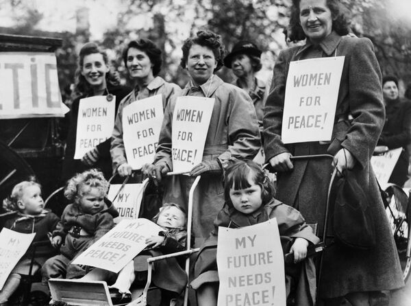 Phụ nữ và các con trong cuộc biểu tình Ngày 1 tháng Năm ở London, 1948 - Sputnik Việt Nam