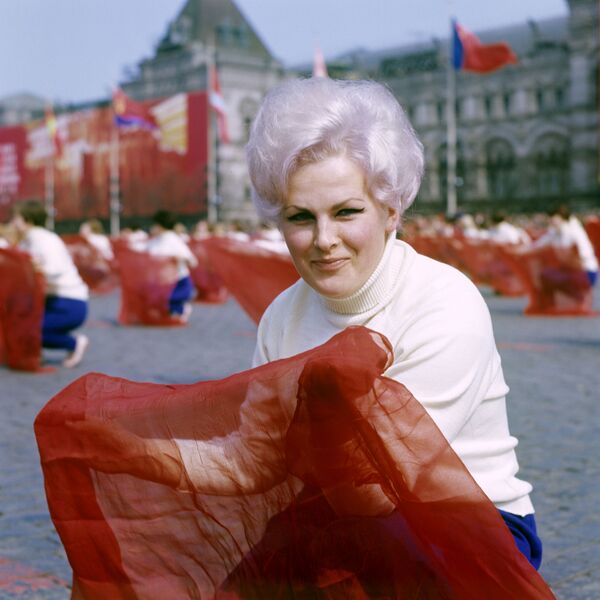 Cuộc diễu hành của các vận động viên trên Quảng trường Đỏ vào ngày 1 tháng 5 năm 1969 - Sputnik Việt Nam