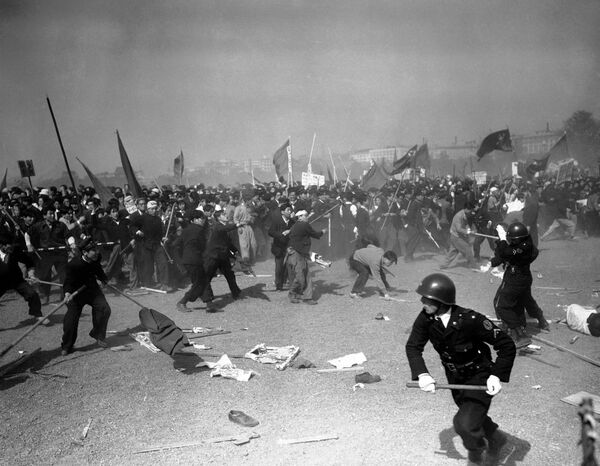 Giải tán cuộc biểu tình vào ngày 1 tháng 5 tại Tokyo, 1952 - Sputnik Việt Nam