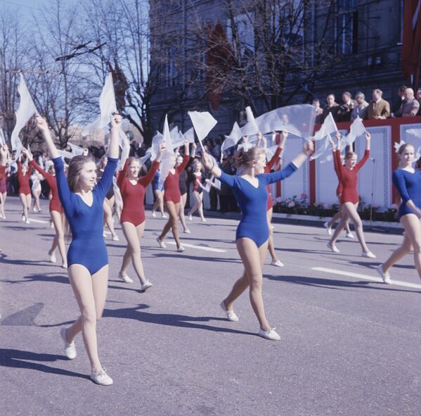 Cuộc diễu hành của các vận động viên trong cuộc tuần hành Ngày 1 tháng Năm ở Vilnius, 1973 - Sputnik Việt Nam