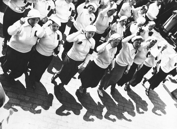 Đoàn phụ nữ trong lễ kỷ niệm Ngày Lao động 1 tháng 5 tại New York, 1935 - Sputnik Việt Nam