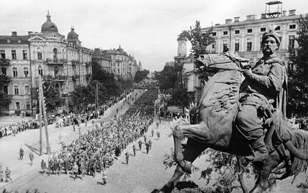 Những tù binh Đức trên đường phố Kiev. Cư dân thành phố đang dõi theo họ. Ở phía trước là tượng đài Bogdan Khmelnitsky - Sputnik Việt Nam