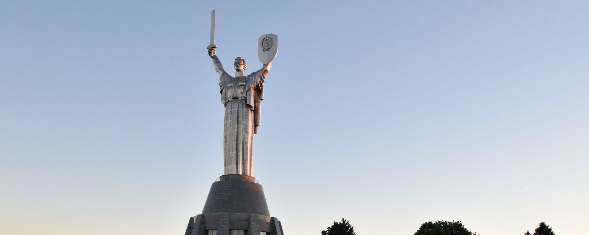 Đài tưởng niệm Bà mẹ Tổ quốc trên địa bàn khu phức hợp tưởng niệm Bảo tàng lịch sử quốc gia Ukraina trong Thế chiến II tại Kiev - Sputnik Việt Nam, 1920, 25.02.2022