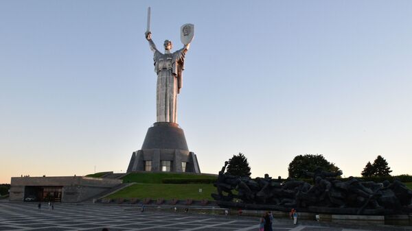 Đài tưởng niệm Bà mẹ Tổ quốc trên địa bàn khu phức hợp tưởng niệm Bảo tàng lịch sử quốc gia Ukraina trong Thế chiến II tại Kiev - Sputnik Việt Nam