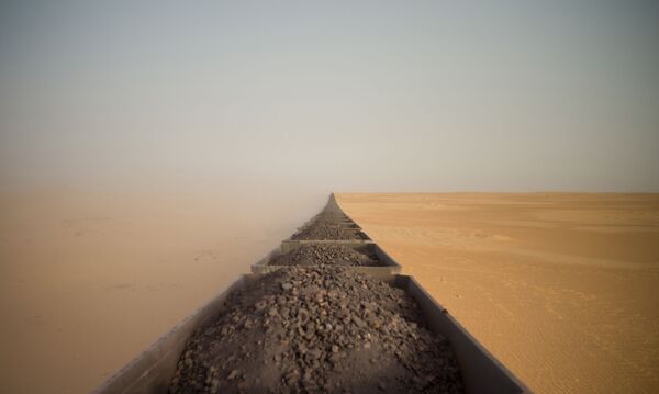 Ảnh «Chuyến tàu chở hàng ở Sahara» của nhiếp ảnh gia Úc Adrian Guerin, người chiến thắng cuộc thi ảnh hạng mục Du lịch Sony World Photography Awards 2020 - Sputnik Việt Nam