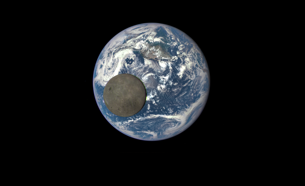 Bức ảnh độc đáo chụp Mặt trăng trên nền Trái đất, được thực hiện bằng thiết bị vũ trụ Deep Space Climate Observatory - Sputnik Việt Nam