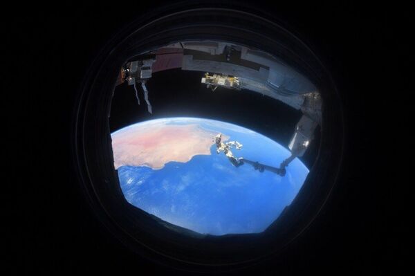 Bức ảnh về Trái đất chụp qua cửa kính, do phi hành gia Nga Anton Shkaplerov thực hiện từ Trạm vũ trụ quốc tế (ISS)  - Sputnik Việt Nam