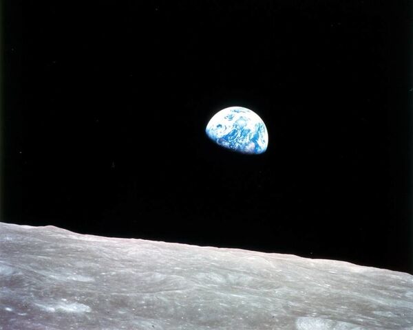 Bức ảnh đầu tiên chụp Trái đất từ quỹ đạo Mặt trăng ngày 24/12/1968 trong chuyến bay vào không gian có người Apollo 8 của Mỹ
 - Sputnik Việt Nam