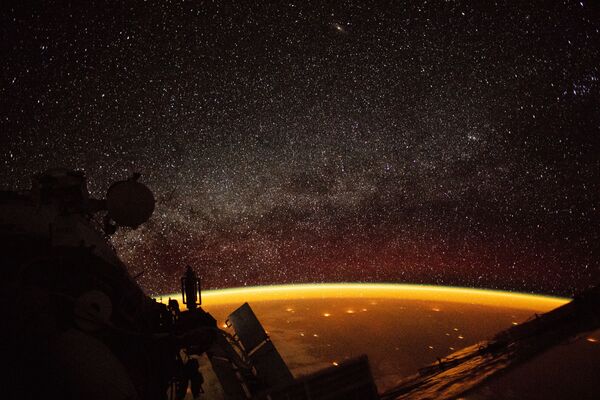 Ánh bầu khí quyển của Trái đất phát sáng, do phi hành gia chụp từ Trạm vũ trụ quốc tế (ISS)  - Sputnik Việt Nam