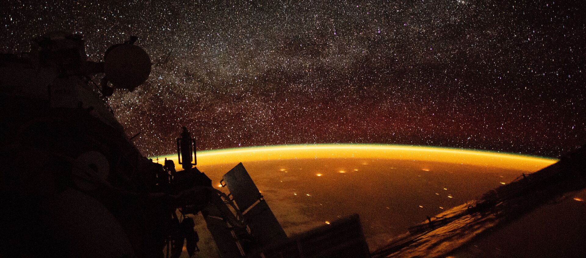 Ánh bầu khí quyển của Trái đất phát sáng, do phi hành gia chụp từ Trạm vũ trụ quốc tế (ISS)  - Sputnik Việt Nam, 1920, 28.05.2021
