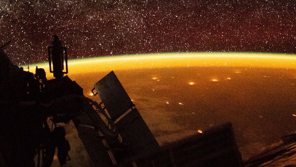 Ánh bầu khí quyển của Trái đất phát sáng, do phi hành gia chụp từ Trạm vũ trụ quốc tế (ISS)  - Sputnik Việt Nam