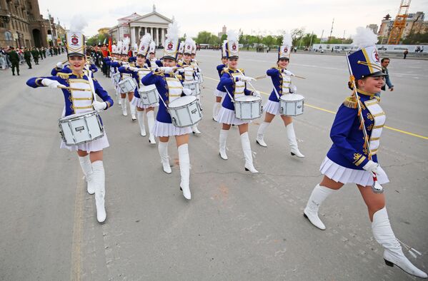 Những người chơi trống của Học viện Nội vụ Volgograd trong buổi diễn tập duyệt binh Chiến thắng trên Quảng trường Liệt sĩ ở Volgograd - Sputnik Việt Nam